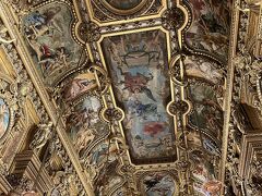 ♪13時ごろ
オペラガルニエへ行ってきました！
ゴージャスでラグジュアリーな空間で、どこをとっても絵になります。
写真の場所は、この豪華さで待合室という衝撃！
残念ながら公演準備中で劇場内は入れなかったのですが、豪華絢爛な内部を見ることができてとても良い体験でした。
『オペラ座の怪人』の怪人の5番ボックスも確認してきました✨
