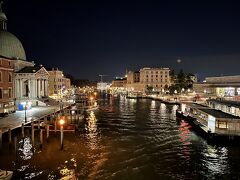 ■ヴェネツィア・サンタルーチア駅 (Stazione di Venezia Santa Lucia)

ヴェネツィアで夕飯も食べ、夜遅くまでヴェネツィアに滞在していましたが、この時間から移動します。

乗車するのは夜行列車。ヴェネツィアとローマの間で夜行列車が運行されています。ヴェネツィア・サンタルーチア駅を夜22:05に出発し、ローマ・テルミニ駅には翌朝6:35に到着するダイヤです。

夜行列車は移動するだけではなく、移動時間を睡眠に充てることができるので、今回のような弾丸旅にはもってこいですね。