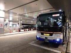 終点のバスタ新宿に到着。床下に預けた荷物を受け取る。