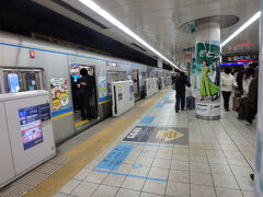 京急では25分程乗って羽田空港第１・第２ターミナル駅に到着。これまで羽田から海外へ向かう時は第３ターミナル（国際線ターミナル）を利用していたが、今回初めて第２ターミナルを使うので終点まで乗車している。