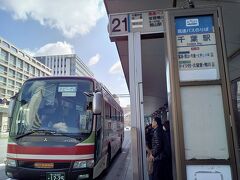 安房鴨川までは千葉駅から特急わかしお号で1時間（最寄り駅から乗車券含め片道約3000円）だが、高速バス日東交通カピーナ号だと2時間だが亀田病院まで直通で往復割引券3300円と安い。千葉まで電車で、千葉からバスで行く。
カピーナ号乗り場は21番、東口から駅前大通り沿いに進み、かに道楽の前。チケットは日曜は窓口が空いてないので、『RYDEPASS』アプリをダウウンロードし、デジタル乗車券を購入。