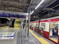 品川で株主優待券を購入して宿の泉岳寺駅へ。
この止まっている電車は回送電車ですが、次の泉岳寺行きがホーム側まで迫っていました。