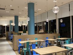 フードコート、時間も遅いので開いてる店も少なく