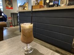 直ぐ近くの喫煙カフェ「LIGHTERS」で一息。