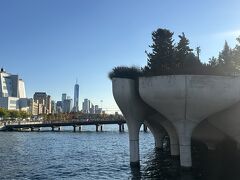 球根みたいと思ってたら、チューリップ形の支柱だったリトルアイランドへ。