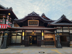 早朝に起きだし、ホテルでもらった「飛鳥の湯」のチケットを持って外に出ると、「道後温泉本館」も開いていて、昨日と違って並んでいる人はいない。これはチャンスかもと思い、入浴料を支払って中へ入ると早朝に関わらずイモ洗い状態のお風呂。女性は洗い場も争奪戦で、やめておけばよかったと後悔。
でも、レトロ感がちょっと楽しめて良かったかな？