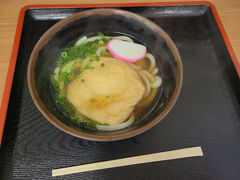 結局はまた朝お土産を爆買いしたフェリー乗り場の横で昨日に続いてきつねうどん。
期待してなかったけれど、うどんもつゆも美味しかった。