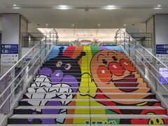 翌朝の高知駅　
アンパンマンづくしでした

高知駅から奈半利駅まで列車の旅です
スイカが使えず、券売機で切符を購入します
クレカは種類の制限があって、VIEWカードも利用不可でした
ここで現金。。。

平和な2両編成の列車でしたが、途中、1両が切り離しされました
何も、（モネの庭）のラッピング車両を切り離さなくてもいいのに・・・