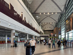 Grab使ってプノンペン国際空港
9時とーちゃく

戻りのヒコーキは
1. プノンペン → クアラルンプール (マレーシアAL)
2. クアラルンプール → シンガポール (マレーシアAL)
3. シンガポール → 成田 (ZIP AIR)

もともと1&2はエミレーツで
プノンペンからシンガポールへ
直行のはずだったのだけど
時間変更になってしまった

どーしたって乗り換え時間
確保できずヒコーキを変更することに

追加でひとり3マンも払いましたわ (￣ー￣)