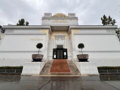 雨の中、傘をさしながらなんとか正面からパチリ☆

入場料は７ユーロで、ウィーンシティカード提示で３ユーロのオーディオガイドが無料になりました。

IDカードを、と言われたのでパスポートを預けたら「え、パスポートでいいの！？」って言われましたが、他に身分証明書になるもの持ってないんですよ。。。