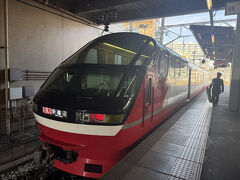 荷物はホテルに預けて犬山へ向かいます。
写真は犬山駅で電車を降りてから撮ったので、特別車が写っていますが、私たちは一般車に乗りました。
普段JRしか使っていない人間からみると、特急なのに(一般車なら)普通運賃で乗れるなんてありがたいと思ってしまいます。