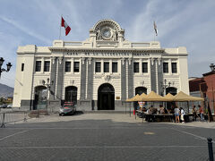 ここで４時まで自由時間　ヒロン・カラバヤ通りで「House of Peruvian Literature」へ