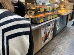 海老名SAは大きい。人もいっぱいで疲れるな～