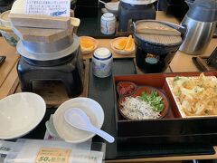 バスツアーの定番、伊豆フルーツパークで昼食。ぎゅうぎゅうに座らされた～