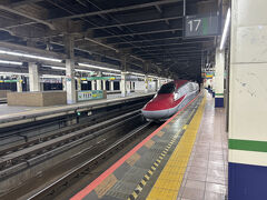 今回は、北海道新幹線で函館に向かう。諸事情あって、大宮駅から出発する。新函館有斗に向かう最終である。大宮ではほぼ満席だったが、仙台などを過ぎるとだいぶ空いてきた。