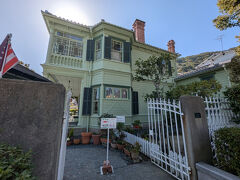 萌黄の館は風見鶏の館のすぐ近く