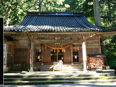その立山開山のあらましについて、雄山神社サイトの「御由緒」によると

今から約1300年前、文武天皇の大宝元年（701年）越中の国司佐伯宿禰有若卿の嫡男有頼公が、白鷹と黒熊に導かれ立山の玉殿岩窟において「我、濁世の衆生を救はんがため此の山に現はる。或は鷹となり、或は熊となり、汝をここに導きしは、この霊山を開かせんがためなり｡｣という立山両権現の霊示を受け、文武天皇の勅命により開山されたのが霊峰立山である。

写真は祈願殿
諸祭礼、諸祈願の中心
明治維新までは根本中宮の講堂で維新後祈願殿と改称
両本殿主祭神をはじめ立山全山三十六末社の神々を合祀