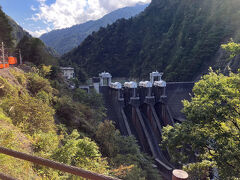 出し平ダムです。
高さ77ｍ、幅136ｍで、黒部川は急流で流れ込む土砂の量が多く、ダムの機能を維持するために、日本で初めて土砂を流すためのゲートが備えられました。

北アルプスを源流とする黒部川は、急峻な地形と豊富な水量が水力発電に適し、大正から昭和にかけて多くの発電施設が作られてきました。

その中でも、自然と一体化した電源開発の究極として、「日本の20世紀遺産20選」に、?部川?系の発電施設群として黒部ダムや・黒部川第四発電所らと共に、構成資産になっています。