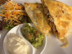 初めてのスミニャック経由でサヌールへ。

スミニャックにも泊まってみたいと通ってもらいましたが
慢性渋滞みたいで移動は大変そう。

ホテルへ戻り簡単な夕飯。
ホテルから徒歩5分ほどの
「THE 1O1 バリオアシス サヌール」のテラスレストラン。
鶏肉料理なのだけど何を食べたか記録するのも忘れるほど疲れた一日。