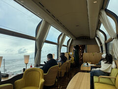 途中で列車遅延があり、市振駅での下車時間カットなどのハプニングもありましたが景色と一緒に食事を満喫します。