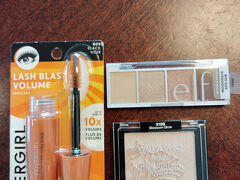 ロングスドラッグス

左　　カバーガールのマスカラ　$8.99
右下　wet n wildのハイライト  $6.59
右上　elfのアイシャドウ　$3.00

日本に入ってきていないメーカーを買いました。どれも使いやすく、買って良かったです。