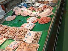 和商市場の激安鮮魚店は安いけれど大量過ぎるという難があり