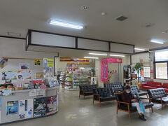 広かった駅舎の中。観光案内の窓口、売店、待合スペース、駅務室などが整然と並んでました。