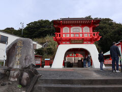長崎鼻灯台手前にある龍宮神社。
竜宮伝説発祥の地といわれる長崎鼻にて豊玉姫(乙姫様)を祭神としている。
拝殿にある絵馬代わりの貝殻に願い事を書いて参拝。