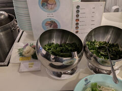 空港ラウンジでヌードルと肉まん