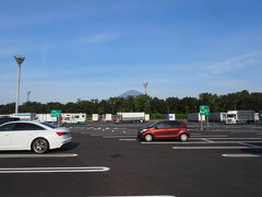 5：30　自宅を出発し、圏央道ー東名と順調に走って
7：03　足柄SA　朝食にファミマでおむすびとコーヒーとおやつのチョコを買って
軽くお腹を満たします。
富士山見えてる！
