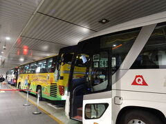 20:38 新宿駅バスターミナルに、
ようやく到着！！
（通常より何と、
　１時間３３分もの遅れ！！)