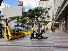 那覇爬竜船モニュメントの横を通り

すぐ先の角にある案内板に従い
栄町方面に右折。
