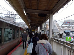 新井口駅到着。
国鉄末期に開業した新駅ですので、ホームの造りはいささか簡素です。
大昔の国鉄時代からの駅は、しっかりしたつくりのホームになっていますが、ここは国鉄末期の新設駅ですので、簡素な造りのホームです。