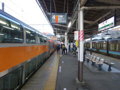 大月駅に到着。
折返し、無料グリーン車はこれから通勤ラッシュの阿鼻叫喚の光景が展開されるんでしょうね。関わりたくないですね～(^^)v