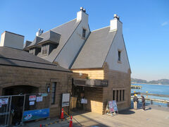 その一角にあるヴェルニー記念館
「横須賀製鉄所をつくりあげたフランス人技師ヴェルニーの功績と、横須賀製鉄所の意義を永く後世に伝えるために建てられた施設」だそうです。