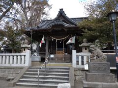 駅から数分のところに、亀岡八幡宮。