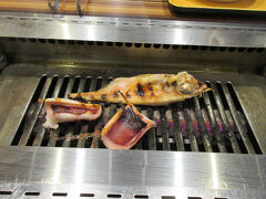 魚、イカを炙ります。