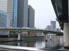 高速道路下
びっくりしたのが、自転車で駅に向かうひとが思った以上にいること
ぶつかります