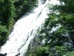 戦場ヶ原を一番奥の湯ノ湖まで行くと、観光客は少なくなる。
火山活動による堰止湖である湯ノ湖からの流れ出し口には、豪快なナメ滝である「湯滝」があり、有料駐車場に車を入れて先ず滝を見物。梅雨時のため水量が多く迫力がある。
（湯滝は小学校の林間学校での湯ノ湖一周ハイク以来の訪問で懐かしい。）
