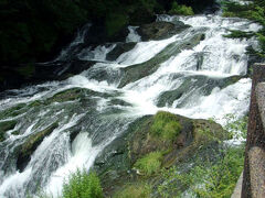 夏なので、結構、水量があるナメ滝は躍動感満点。