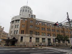 更に南下して港まで行ってみよう。
レトロな神戸税関は、数年前にバスで前を通った時に気になっていました。
あのてっぺんのドームのところとか、どうなってるのかな。


