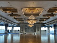 オーシャンウィングに着いた瞬間に目に飛び込んできたのは、このサロン•ド•銀鱗。広大な空間に豪華なシャンデリア、両側に海がひらけている素晴らしい空間でした。