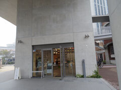 『こども本の森神戸』も公園内にあったんですね。
入館は予約制、入り口でQRコードを読み込んでその場で予約できました。
閉館15分前なので急いで見学します。
細長いアーチ型の建物で横幅はこれだけのはずなのに、
