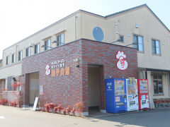 14:00頃、武雄市内にある「餃子会館」という名のお店に到着。ここの「ホワイト餃子」がとても珍しいそうです。この友人らは餃子研究家なのか。