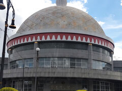 【ロイヤル・レガリア博物館】（Royal Regalia Museum）

ブルネイの現国王、ハサナル・ボルキアの即位25周年を記念して1992年に開館した博物館。
王室の宝物や、即位式などの儀式に使用された品々が展示されています。
「レガリア」とは、王室の儀式で使用される特別な装飾品や道具のことなんだそう。

なお、モスクでもなんでもないのに、こちらも土禁。しかも建物に入る前に脱いで、外にある小学校の下駄箱みたいな所に雑に入れます。
これまでのモスクも靴はそこらへんに置いてましたが、富裕国なのでそんなもん誰も盗らんわってことなんでしょうね。