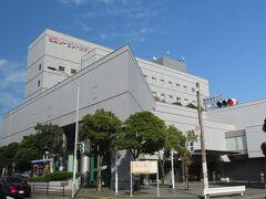 そのすぐ近くの「福岡リーゼントホテル」に到着、この日の宿です。