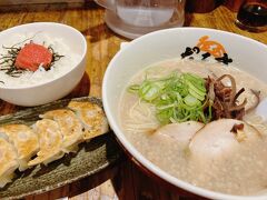 夜もつ鍋にするか、胃に優しいうどんにするか迷った挙句、予定になかったラーメンへ！

今回の滞在は時間との戦いなので
博多名物が食べられる一口餃子と明太ご飯がセットでいただきます&#128523;

普段なら絶対やらないハイカロリーセット&#128517;
豚骨の脂も苦手なのでラーメン好きだけどあまり選ばない豚骨ラーメン
美味い！替え玉は流石にやめておきました