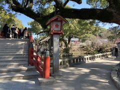 鳥居をくぐって中へ進むと見える三つの橋は太鼓橋と呼ばれ、それぞれ過去・現在・未来という仏教思想に基づく三世一念を表しているとのこと。