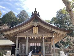 2km、登り坂を歩いてきてさらに階段を登ったら、
漸く竈門神社。

某アニメの主人公を思わせますが、
こちらの宝満宮竈門神社は大宰府の鬼門に位置する宝満山に鬼門除けとして建てられたとこのこと

ちなみに、太宰府駅からコミュニティバス 100円で行けますので徒歩よりもバスをオススメします