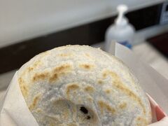太宰府表参道戻ってきたので食べ歩き再開！
かさの家さんの梅ヶ枝餅。
ここが1番有名で並んでいます。並びたくないけど、かさのやの梅ヶ枝餅食べたい方は、向かいの笠乃家さんへ。
かさの家で作った物を店員さんが運んでいました。

私は出来立てを食べたかったのと製造工程見たかったので並びました&#128513;